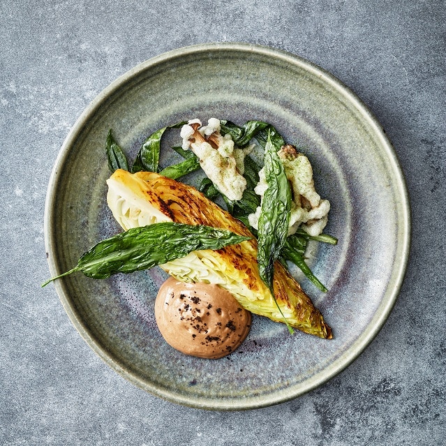 Geroosterde spitskool met beukenzwam tempura en zwarte knoflook Geroosterde spitskool met beukenzwam tempura en zwarte knoflook